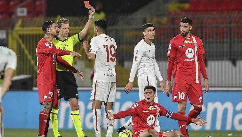 Nejhorší rozhodčí, kterého jsem potkal, zhrozil se Mourinho po remíze v Monze